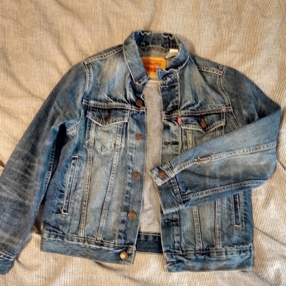Levi's denim jacket (EUC) sz M
